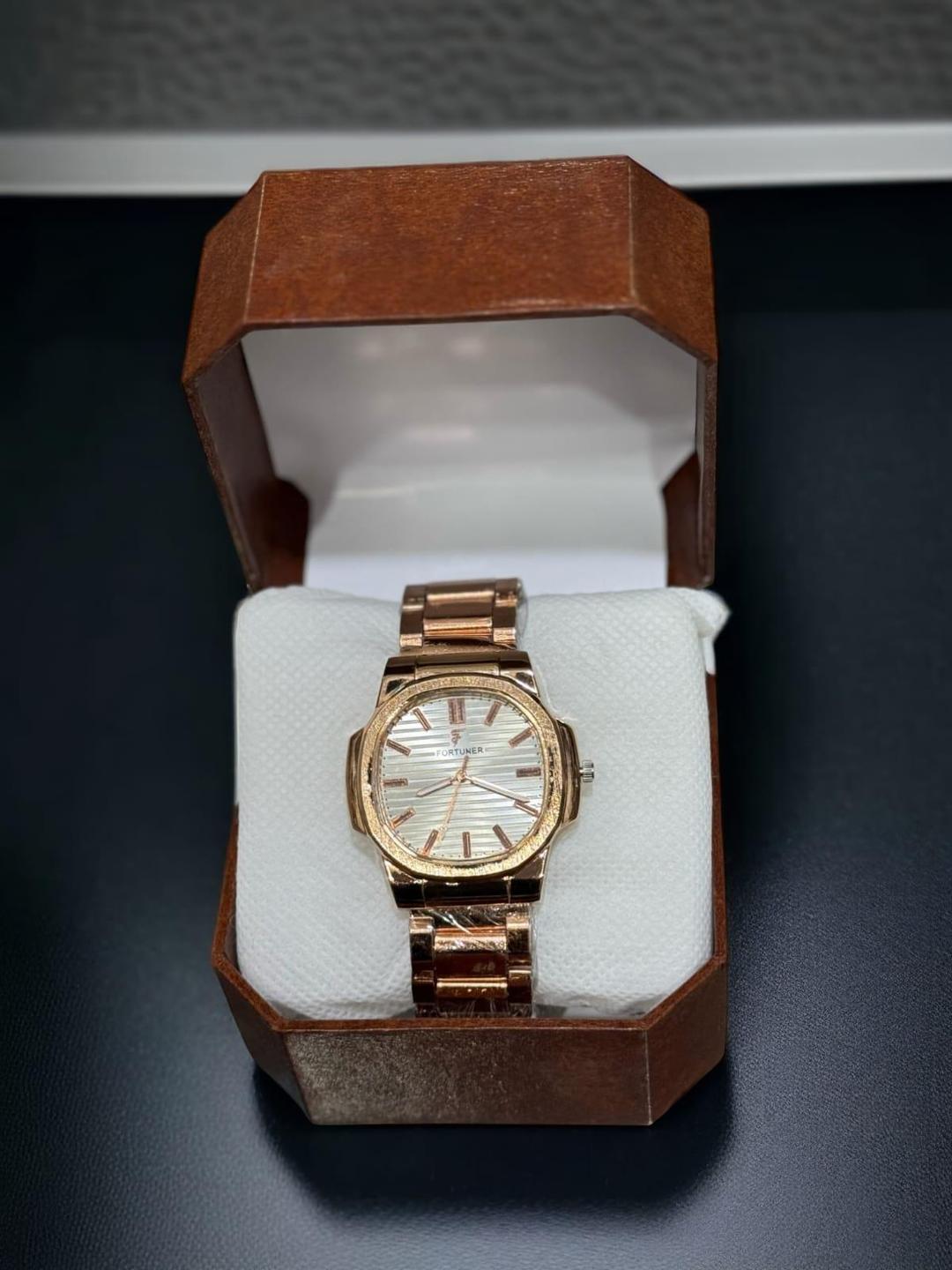 Men's Quartz Movement Round Analogue Watch with Textured Strap - 1 Pc